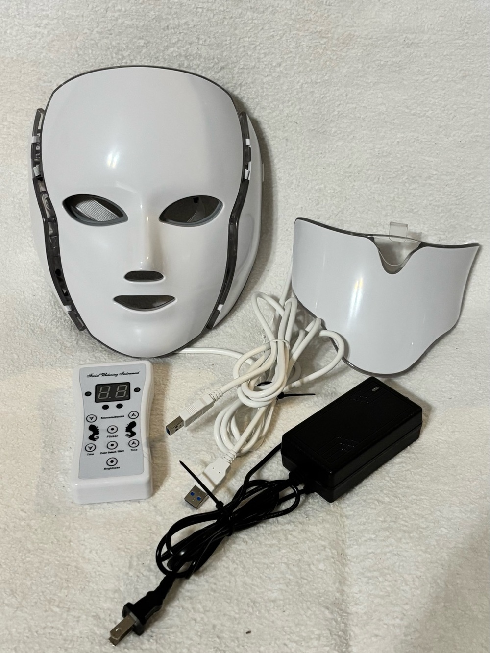 LED Facial Mask Therapy - White Color - Picture 1 of 11